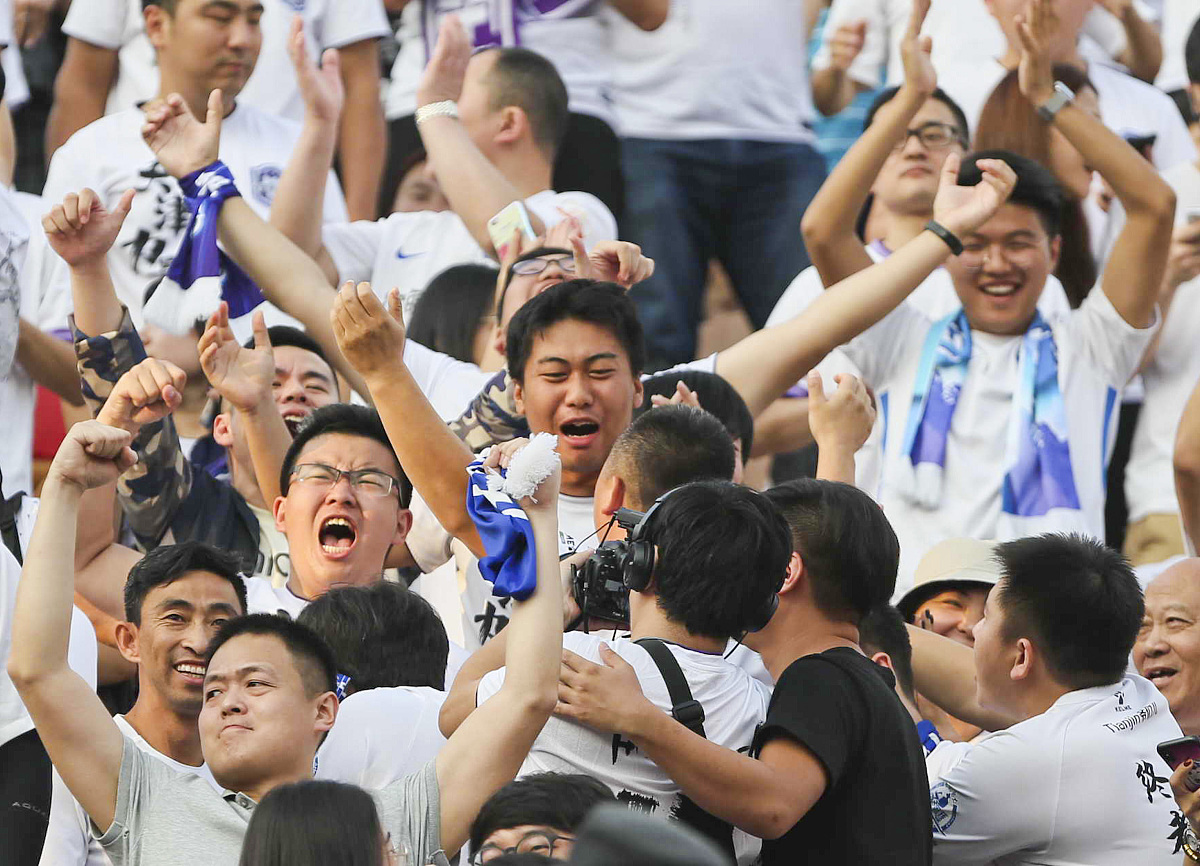 2018中超第30轮:广州恒大淘宝5-1天津泰达 泰达球迷庆祝球队保级