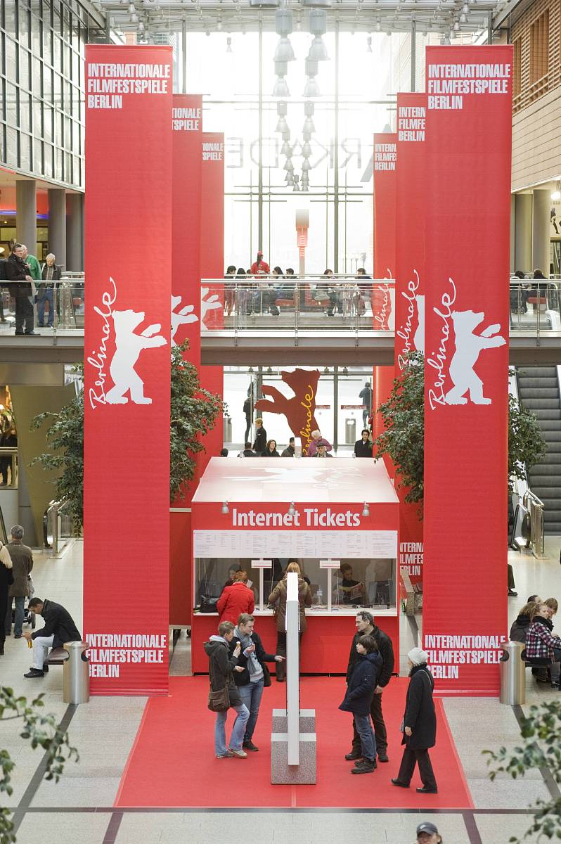 2011年2月9日讯,柏林,柏林电影宫(berlinale palast)外工作人员紧张布