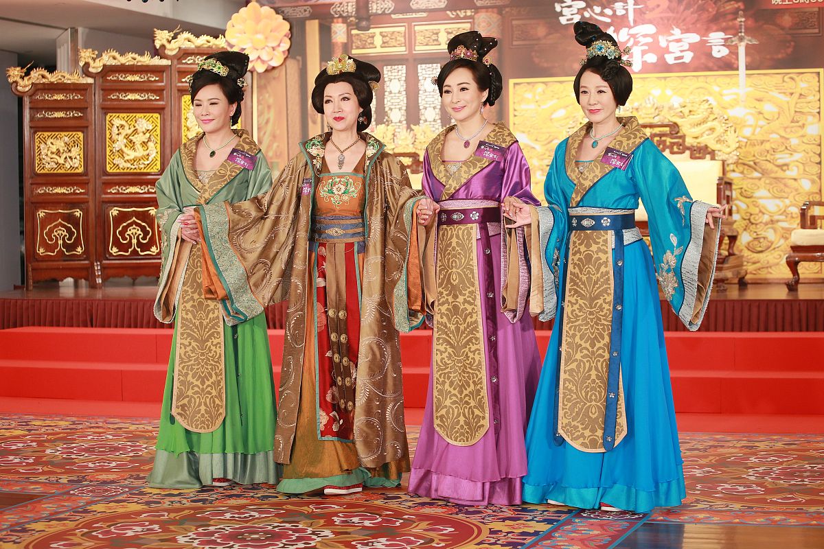 宫圈婢女服：典雅华丽的服饰之美