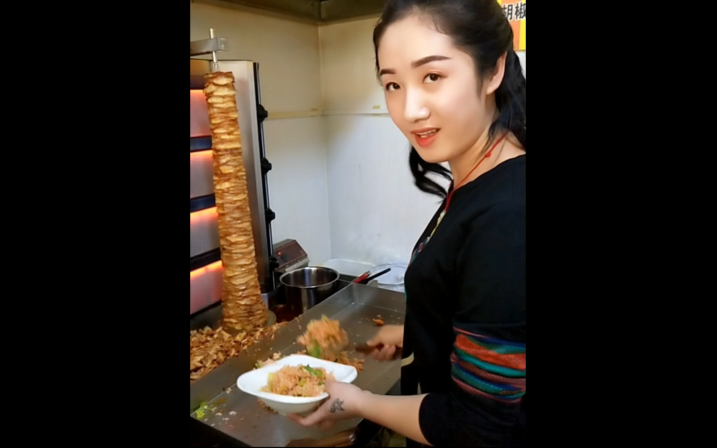 22岁美女辞职自己开店做巴西烤肉拌饭,现在月入两万!