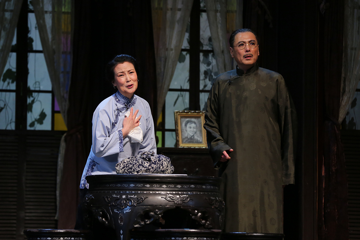 《雷雨》中周萍的矛盾性格分析：情感、阶层与血缘的冲突