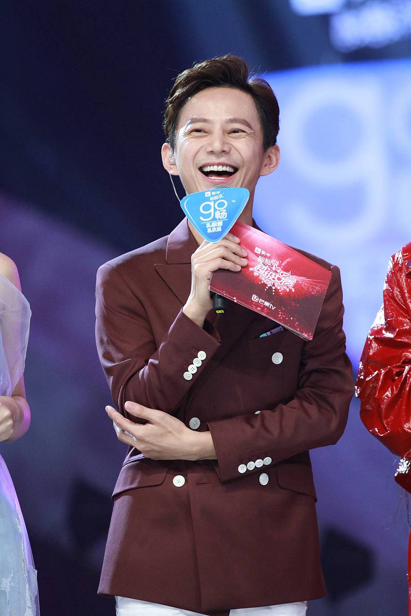 何炅中谁不适合演唱《你好星期六》的主题曲？