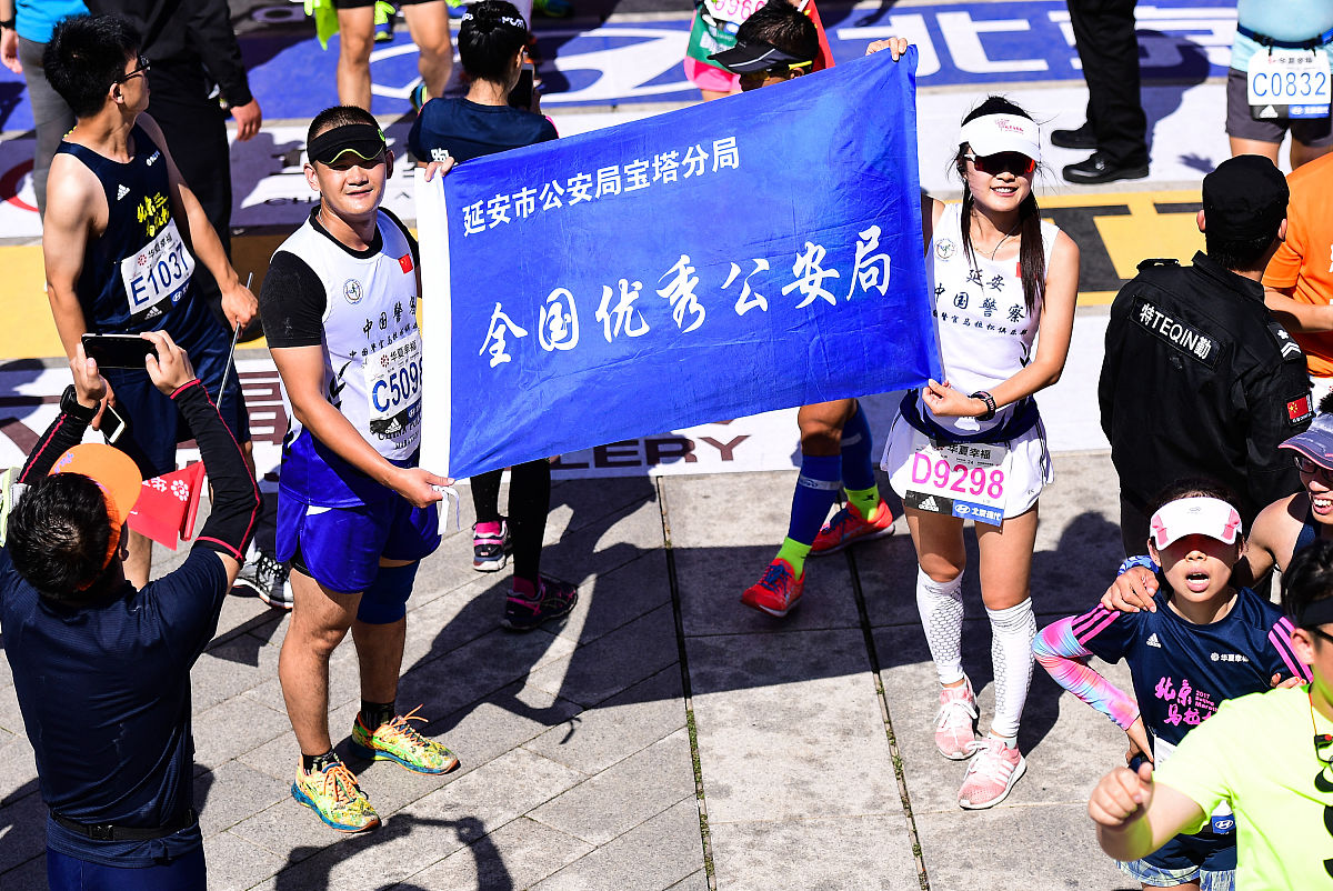 我们这次马拉松是由东亚五国马拉松冠军一起组成他们从马拉松起源城市雅典出发一路跑向我们的长城将特步运动精神他们手里的火炬以运动火种传递过来请将这段话理顺清楚并将文案美化