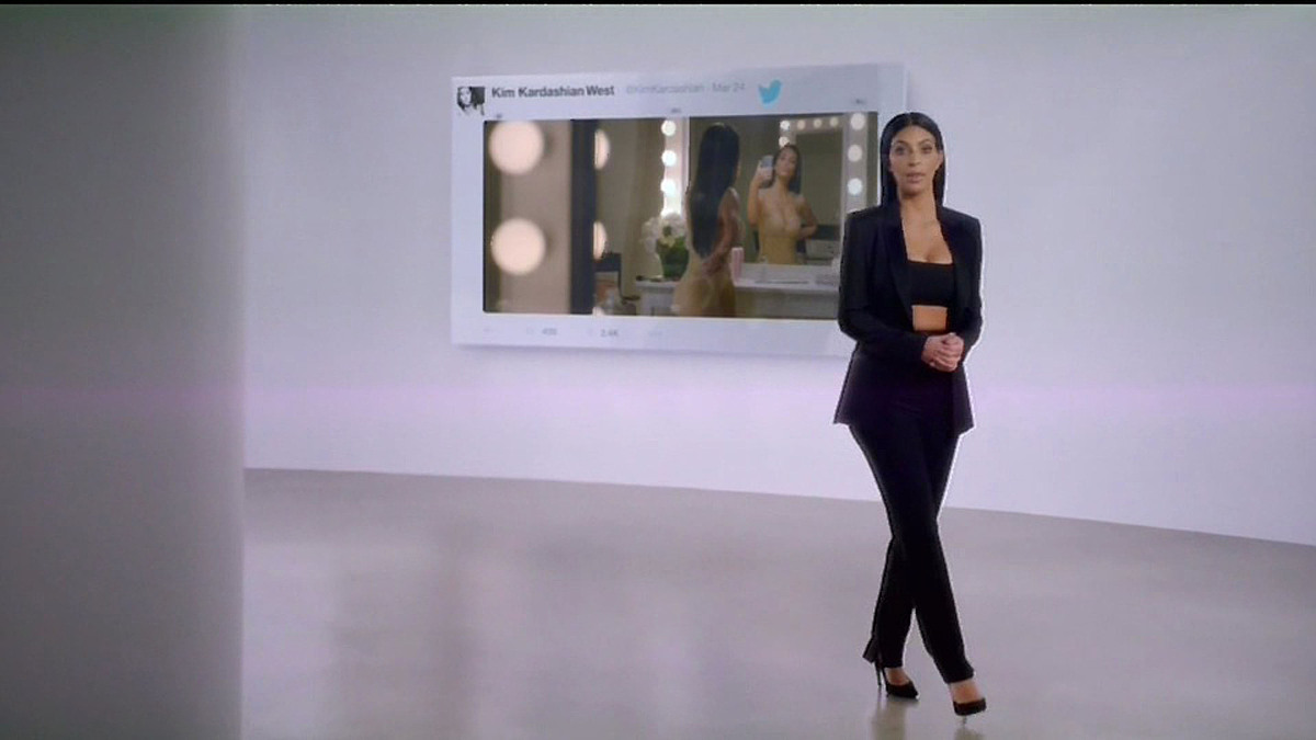 2015年01月29日讯,金·卡戴珊(kim kardashian)在电信公司广告中出镜.