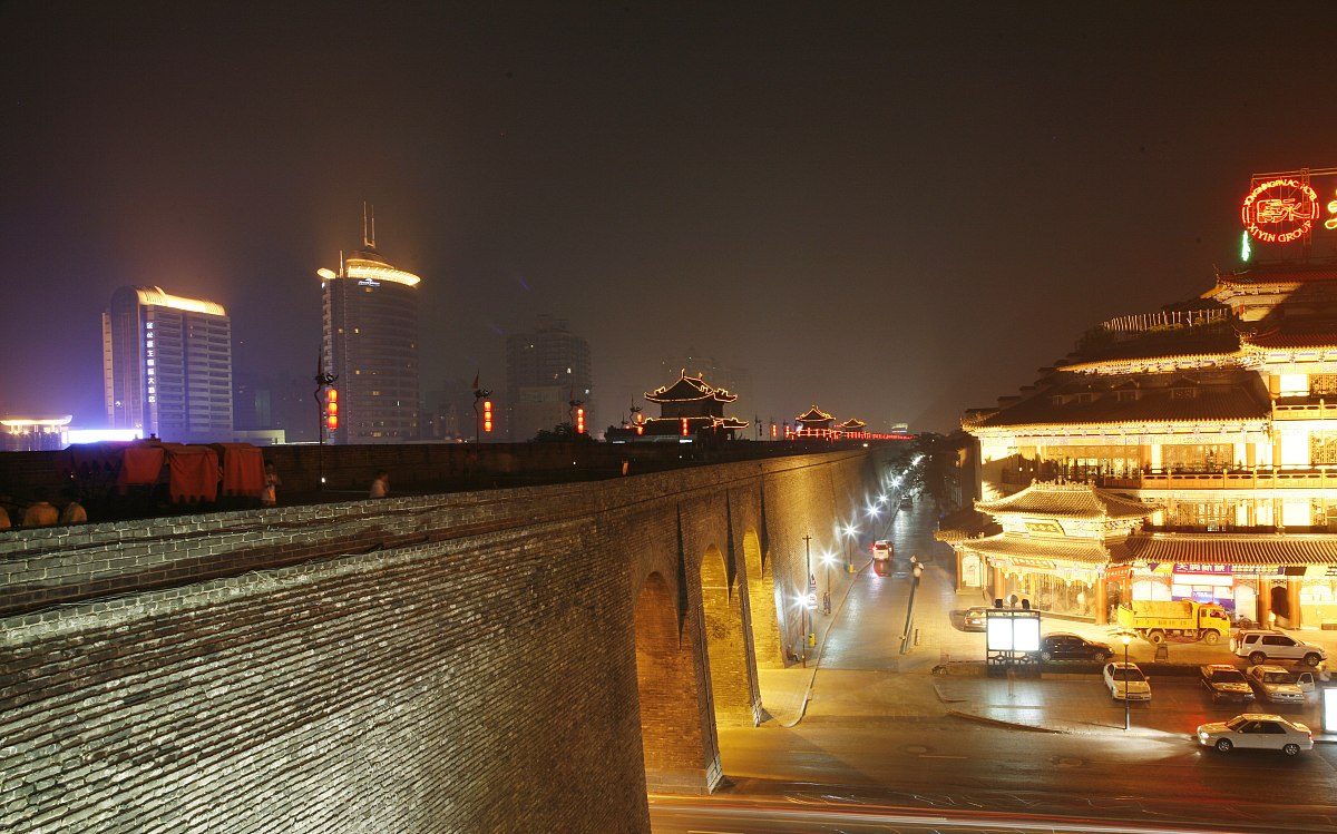 2008年7月25日,陕西西安市,西安古城墙与阁楼的夜景.+++_+++夜景,夜晚