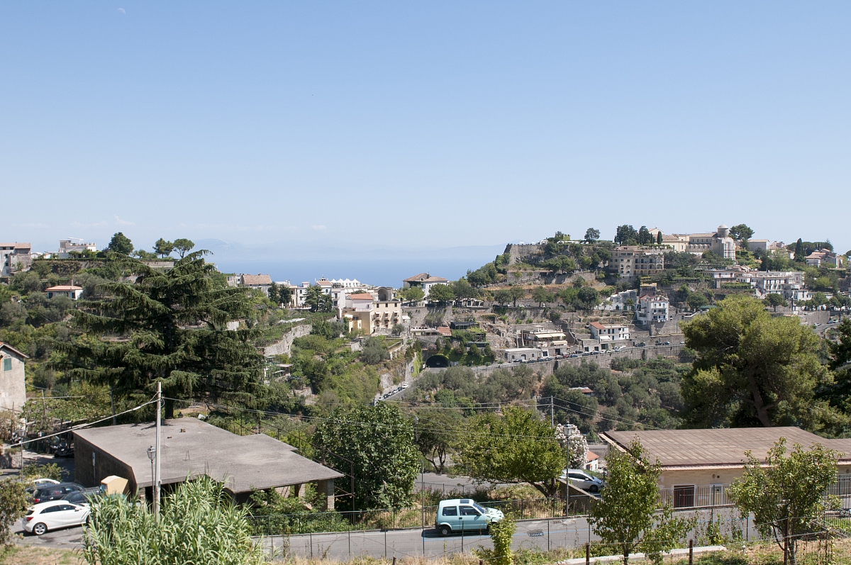 下面的地址：A Pereira 44 15837 A Coruña España中A Pereira 44什么意思