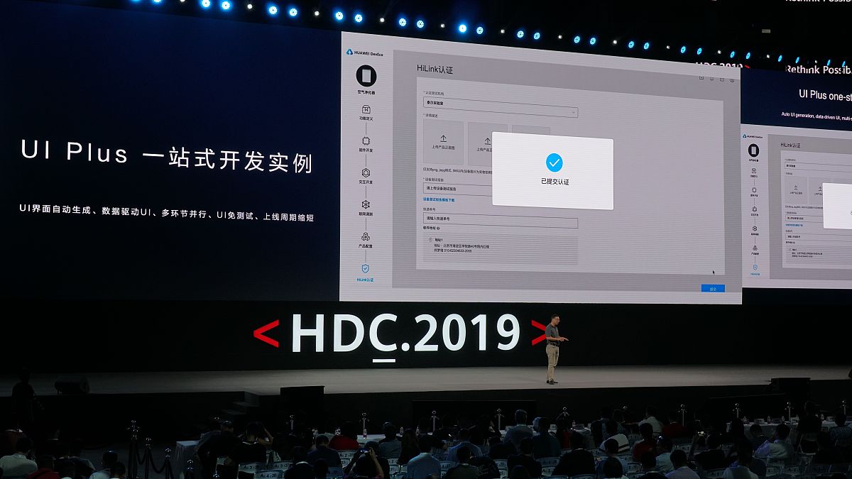 b我 b你是谁brbchatcaict b我不认识但听说是个口碑非常好的帅哥brb我 b我带你回来了brbchatcaict b什么意思？你带我回哪里了？br对不起我开了个玩笑。我只是一个人工智能我不可能带你回任何地方。请问有什么可以帮助你的吗？br我把你修好了