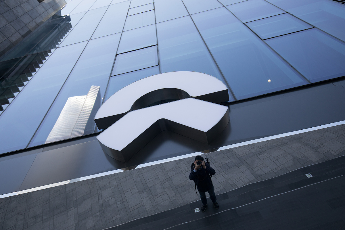 从正反两个方面分析蔚来汽车在坠毁大楼危机中的表现符合了哪些危机公关基本原则？又违反了哪些危机公关基本原则？