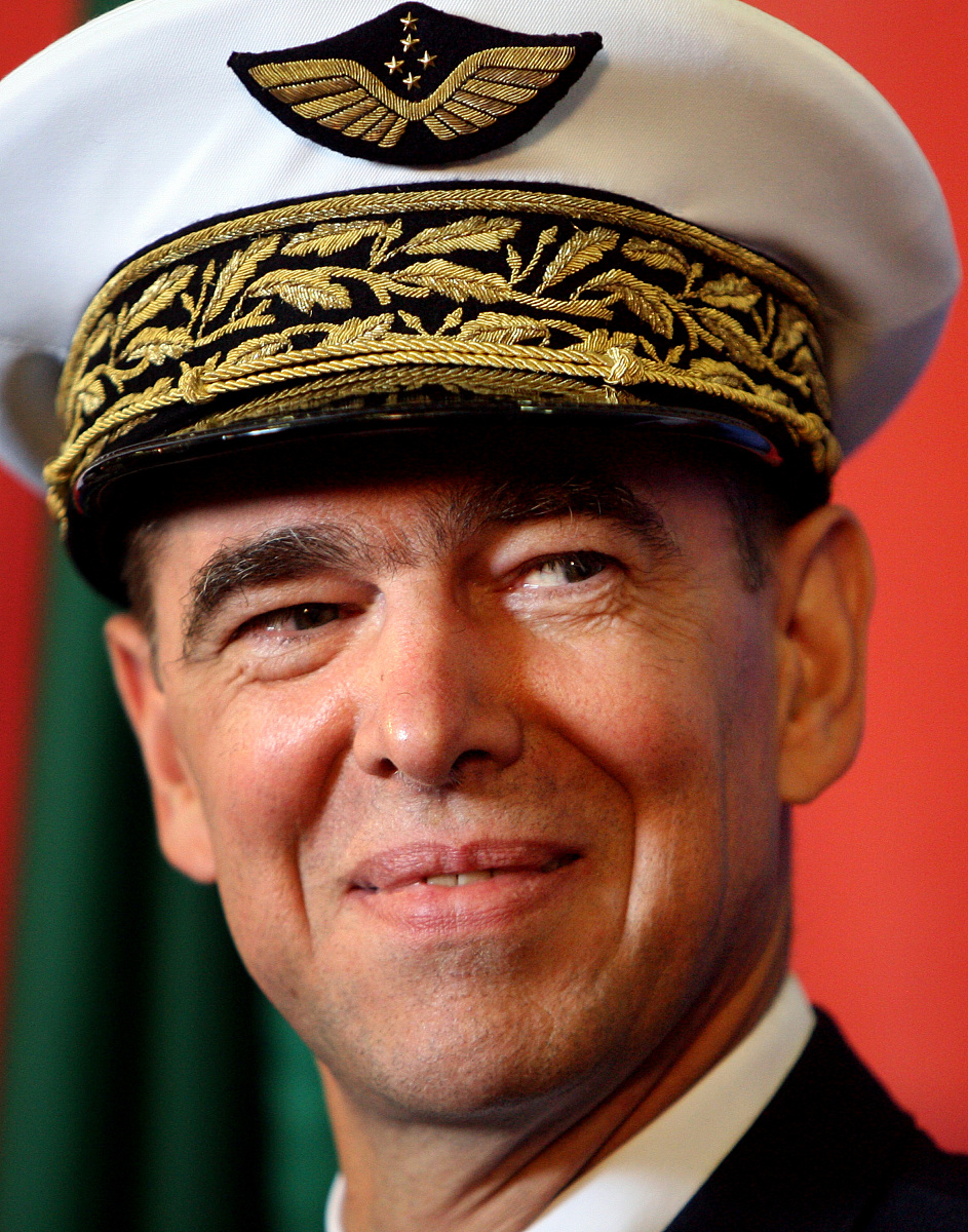2009年9月9日,美国诺福克,法国将军stephane abrial被正式任命为北大