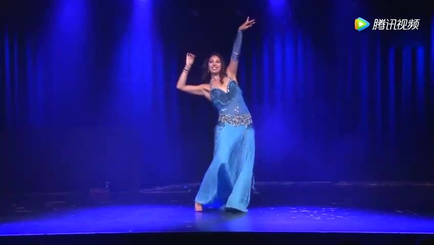 一支好看的舞蹈,美女跳的真不错,像深海里的一条美人鱼!