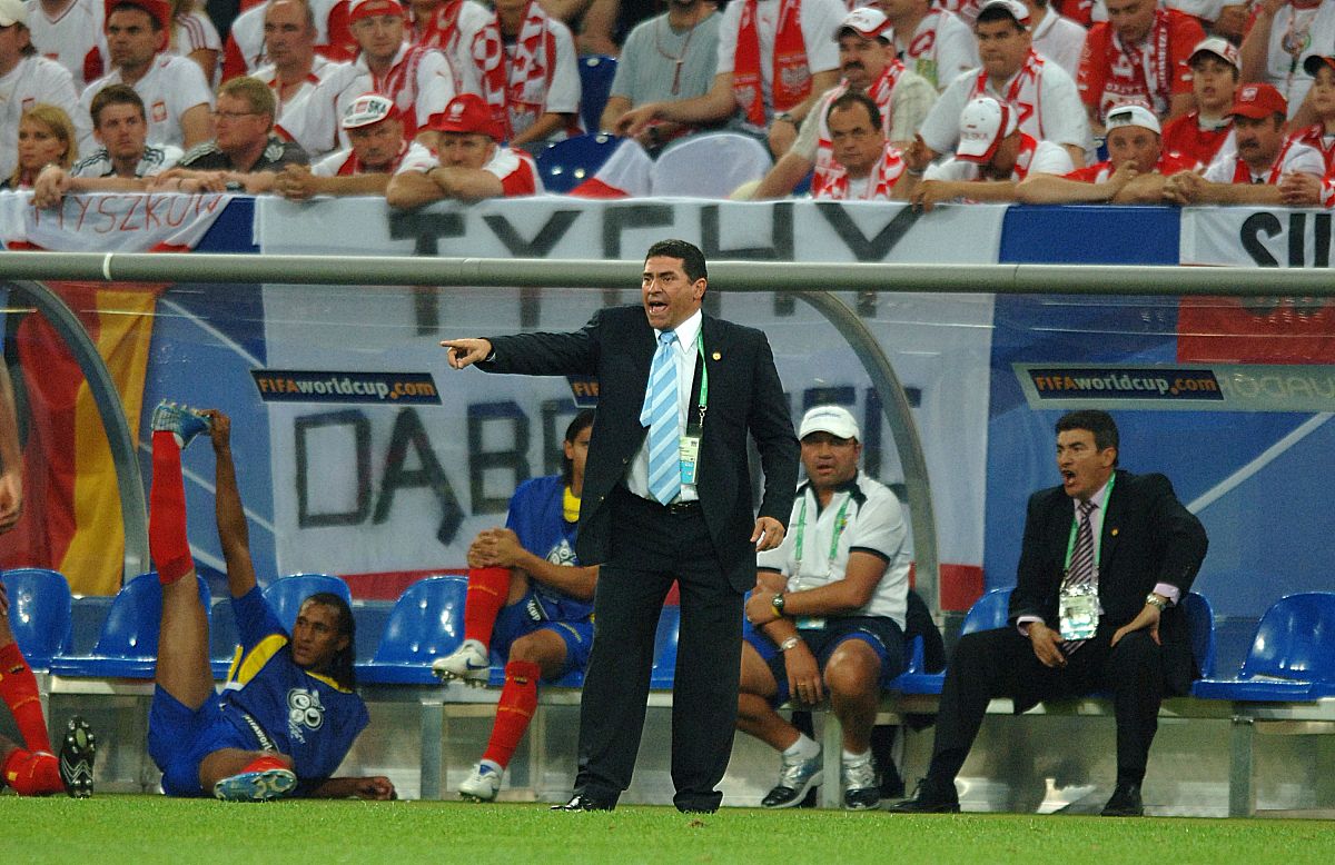 ecuador coach luis fernando suarez directs his team+++_+++世界杯