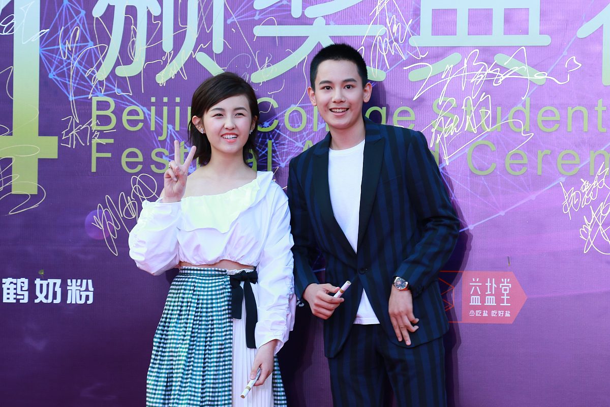 (红毯)大学生电影节:陶红爆乳,周笔畅白t配纱裙张子枫小秀香肩