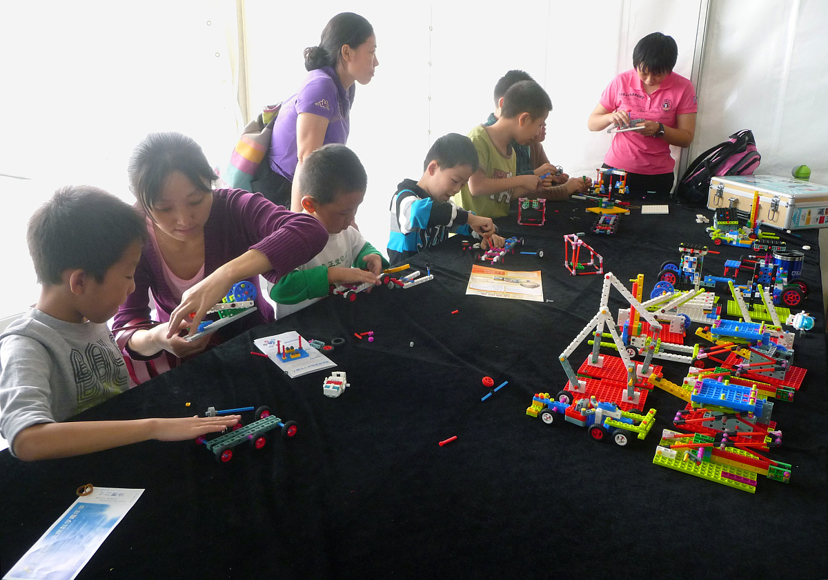 秋湖泛舟：动静结合的写景作文