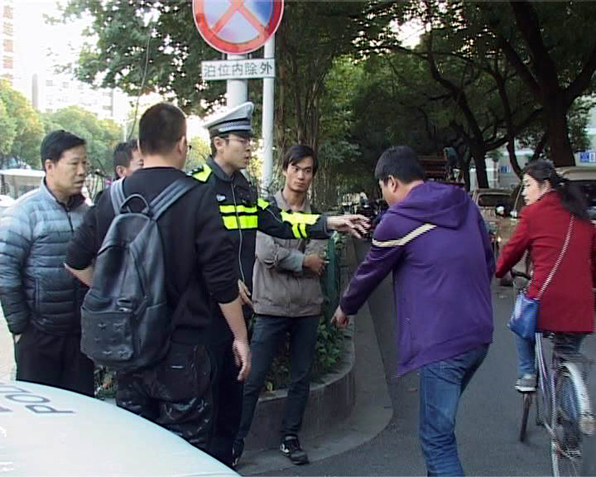 请帮忙写一个关于城管小贩纠纷的短篇小说字数不限。小贩是正义方名字叫球球。城管暴力执法。情节尽量婉转。