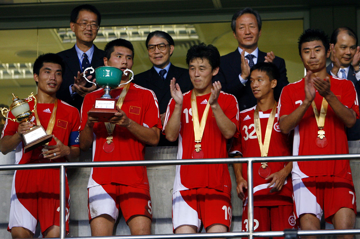 2007年7月1日,香港回归杯足球赛,中国队以2-0战胜世界明星联队.郑智,