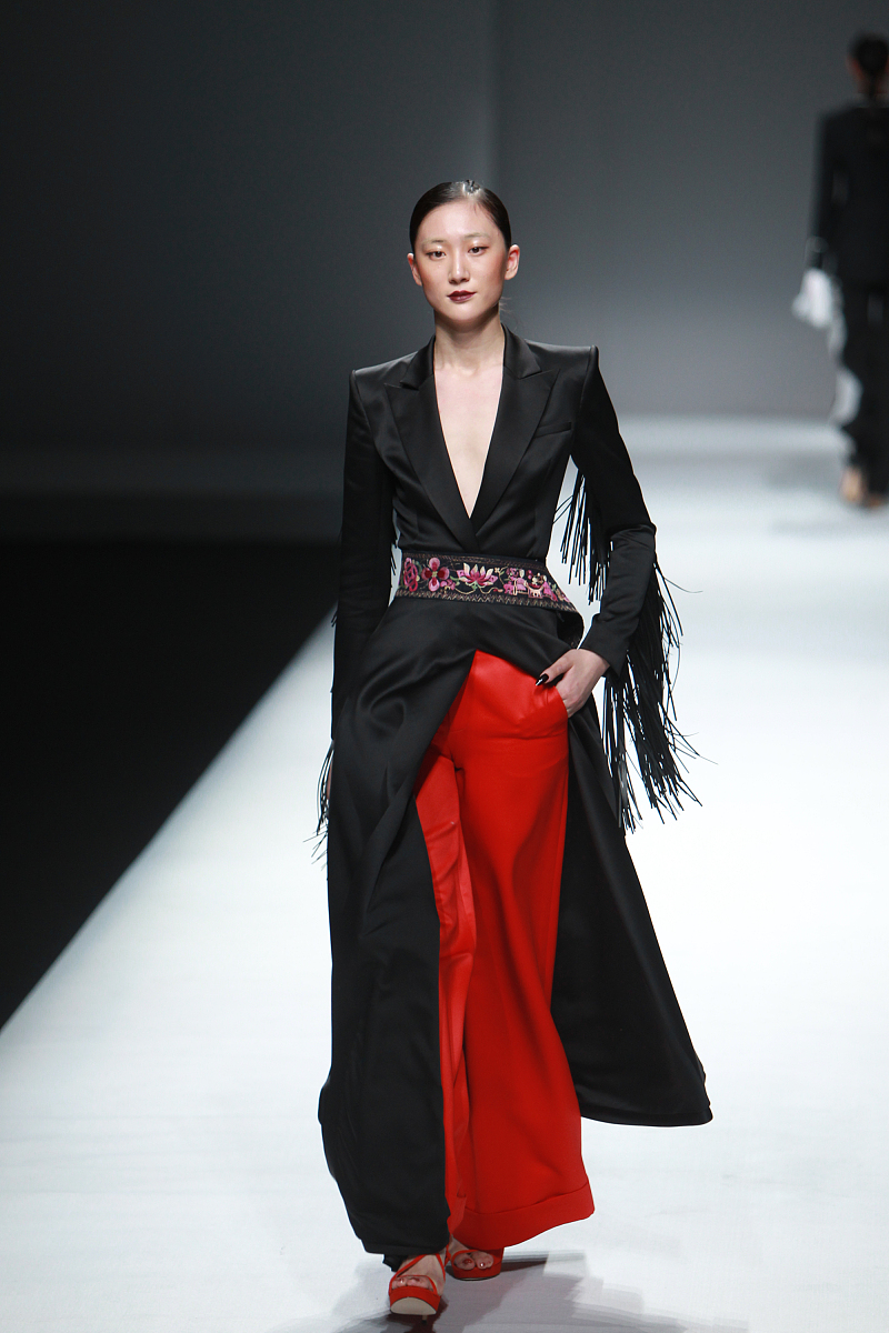 2021年江西省中考作文题目清晨几个人在郊外散步忽然听到一阵凄厉的鸡叫声只见一个人抓着一只鸡走来。鸡尾羽略长颇似野鸡。散步人问敢抓野鸡那人气愤地说邻居家的公鸡!半夜啼叫害得我一夜没睡我一早就把它买来马上就让它变成盘中餐!散步人笑而不语。角度不同对事物的看法也不同。请从散步人的角度悟出什么道理写一篇文章。要求①不得泄露个人信息。②不少于 600 字。③文体不限诗歌除外。提示本题为扩写作文所给故事素材