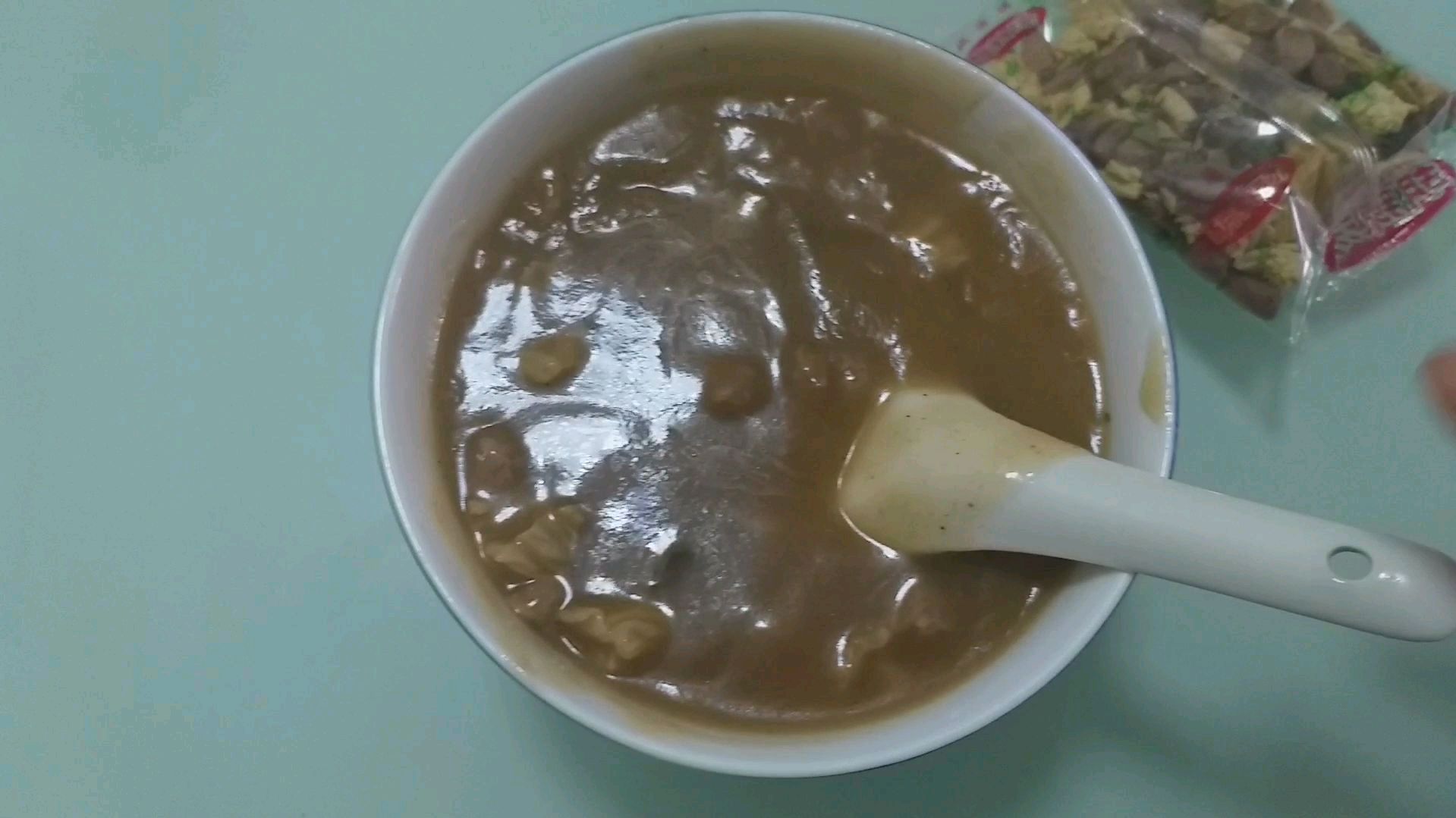 品尝方中山的方便胡辣汤,牛肉味很浓,一碗不到2块钱