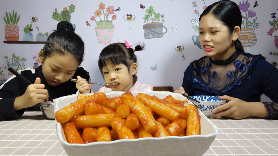 月月妈做小吃街备受欢迎的韩式炒年糕,超简单的吃法,味道好极了