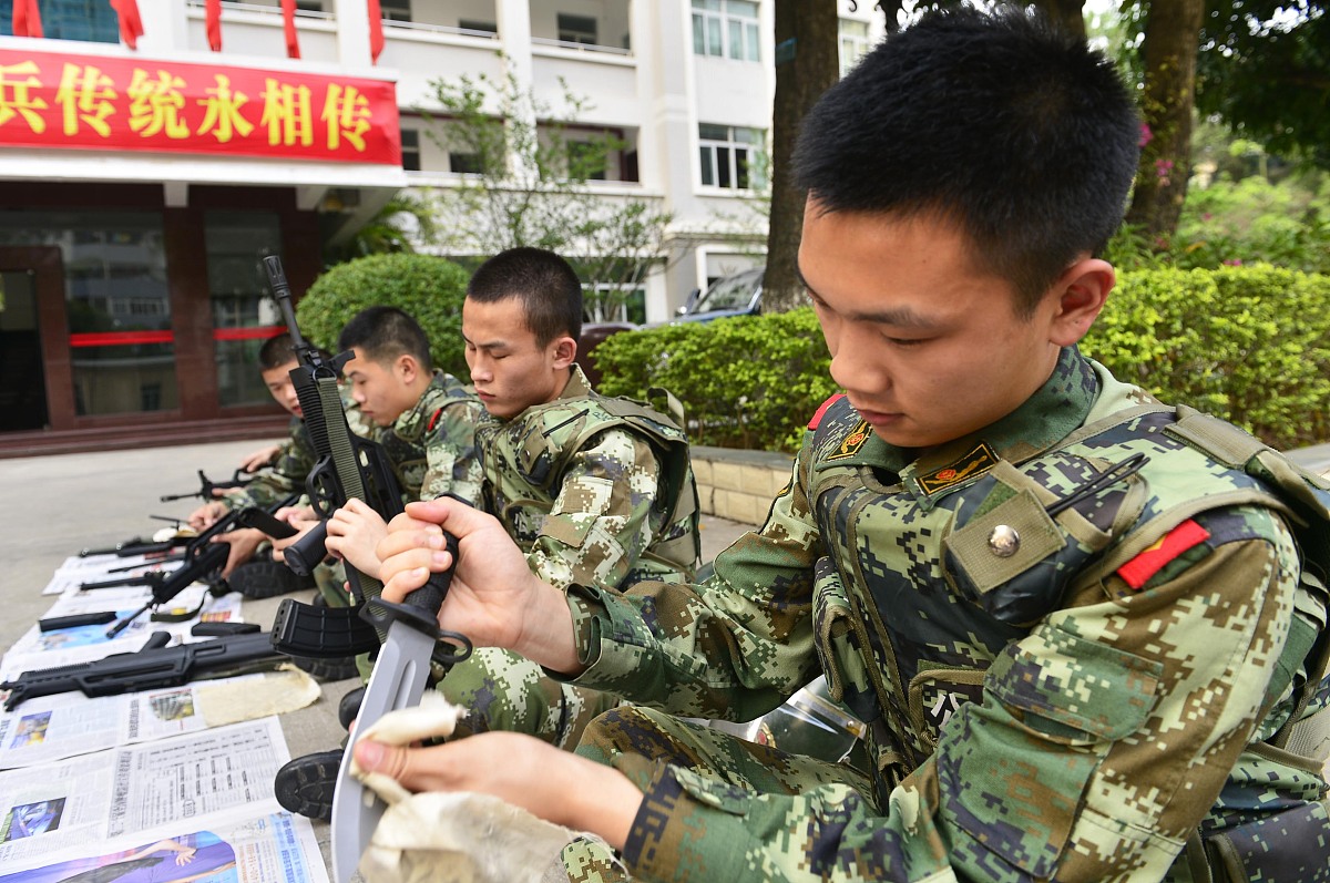 作战装备生成器：定制您的作战方案