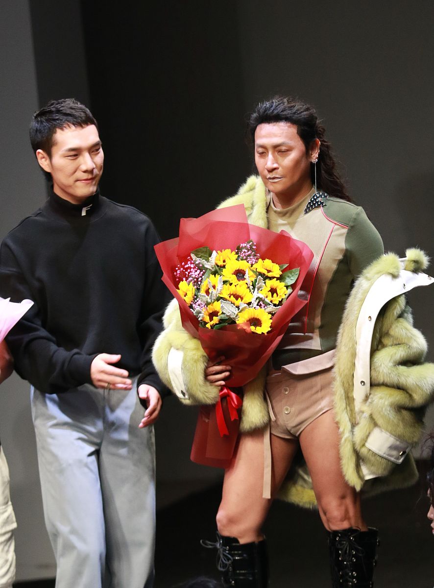 2019年4月2日,上海,2019上海秋冬时装周,明星亮相 f/ffffff 品牌秀场.