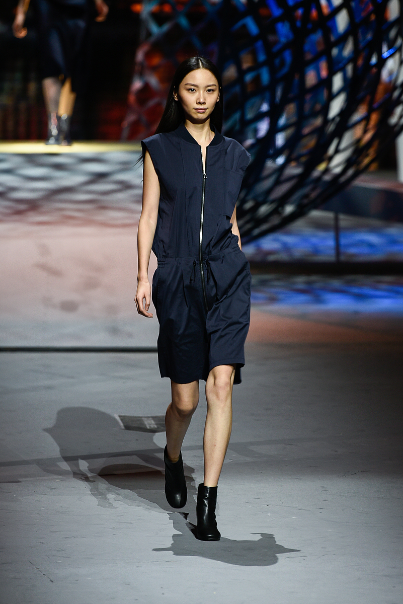 如何用其他说法代替 '贯穿主题'？