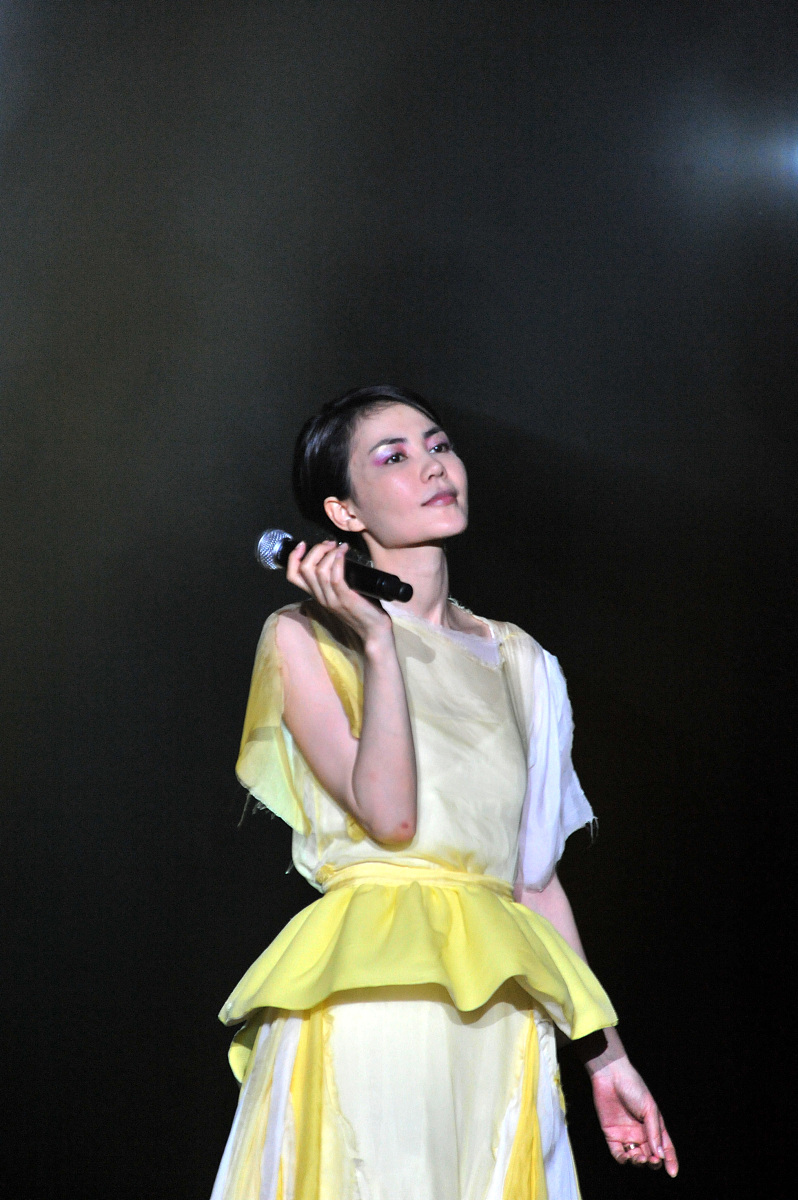 王菲音乐节活力四射，50岁仍似少女！