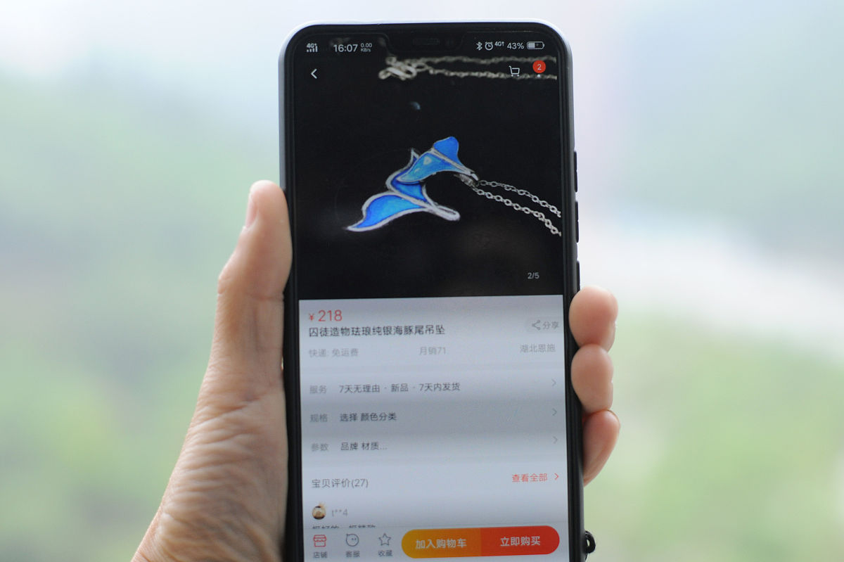 2019年4月9日,湖北恩施.刘材林把所有这些有温度的银饰集中放在自己的