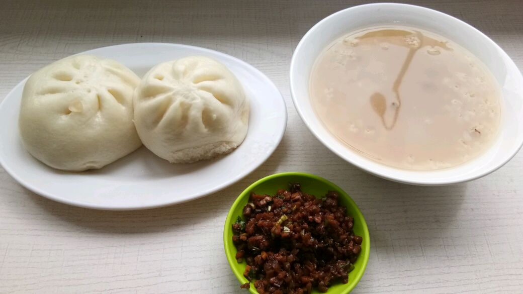 辽宁大连早饭,两个包子一碗粥一小碟咸菜,花了10元