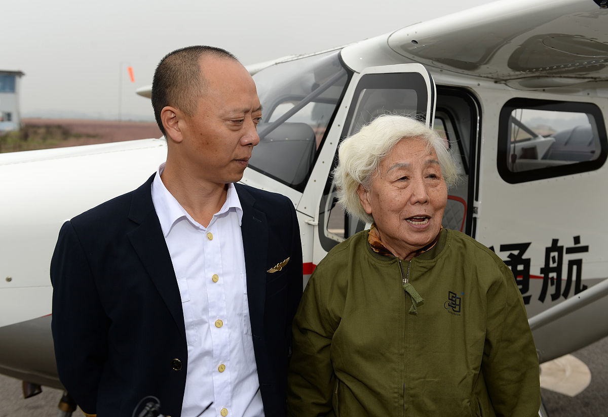 成都民航飞行员身高要求：男性165cm，女性160cm