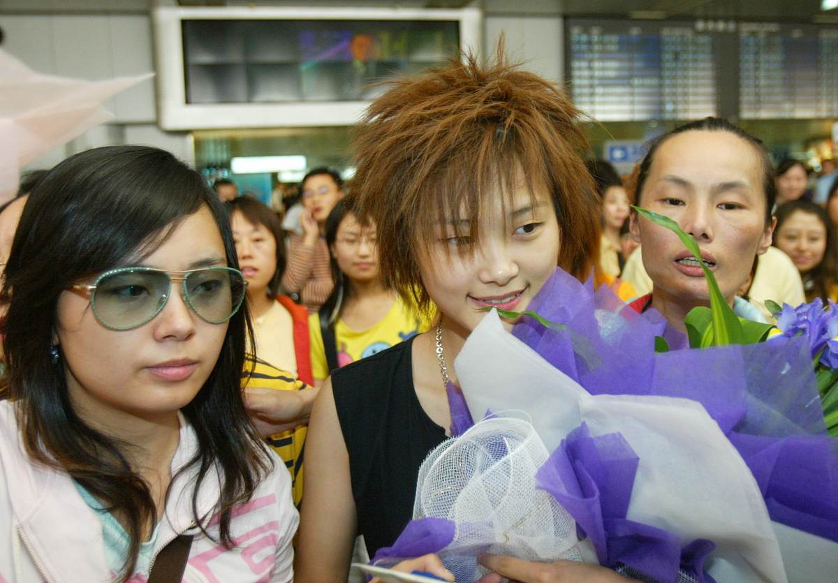 2005年9月18日,北京,2005超级女生总冠军李宇春现身首都国际机场,为即