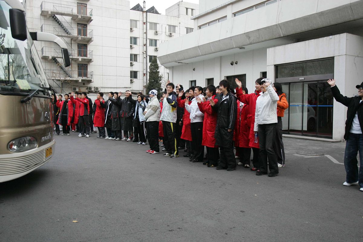 2006年11月26日,中国羽毛球队从北京天坛公寓出发,征战多哈亚运会.为