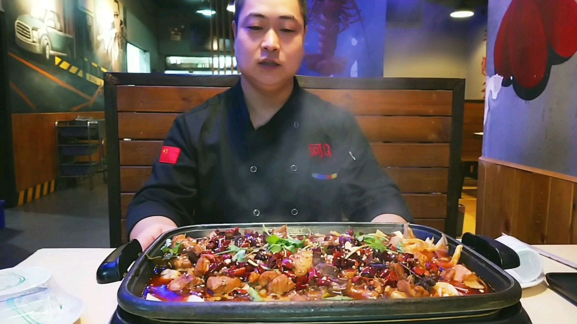厨师传授徒弟火锅鸡制作,鸡肉鲜嫩麻辣味浓,徒弟这次学的很认真