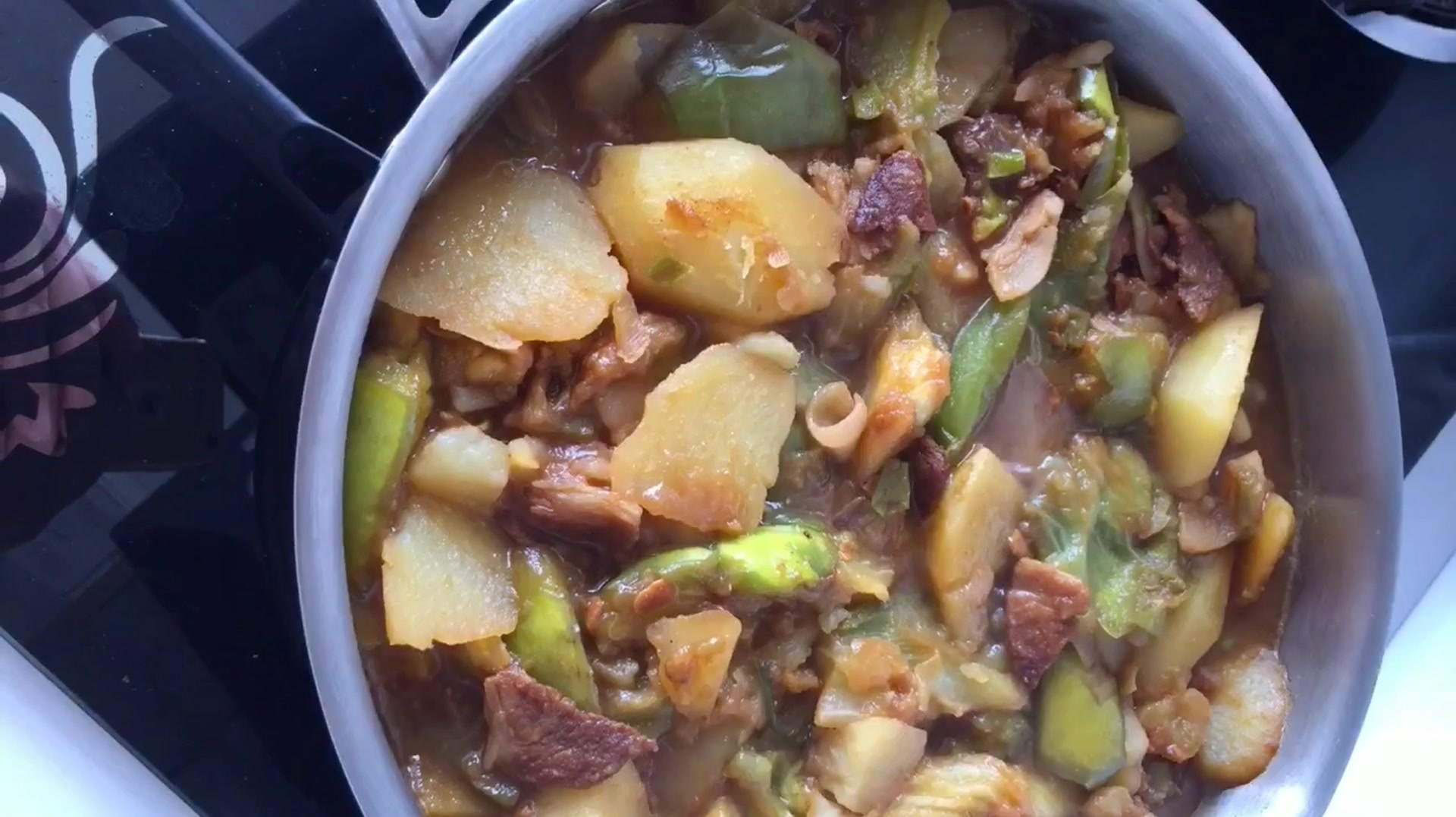美食攻略家庭版五花肉茄子炖土豆做法分享