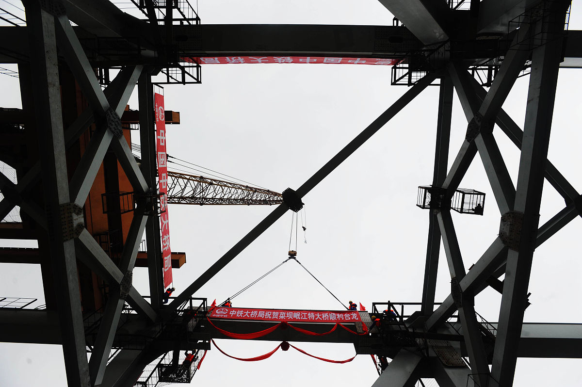 现有一个非标准的热电偶长时间未使用请设计一套系统对此非标准热电偶进行检定。检定过程中应注意什么？检定过程中存在哪些误差