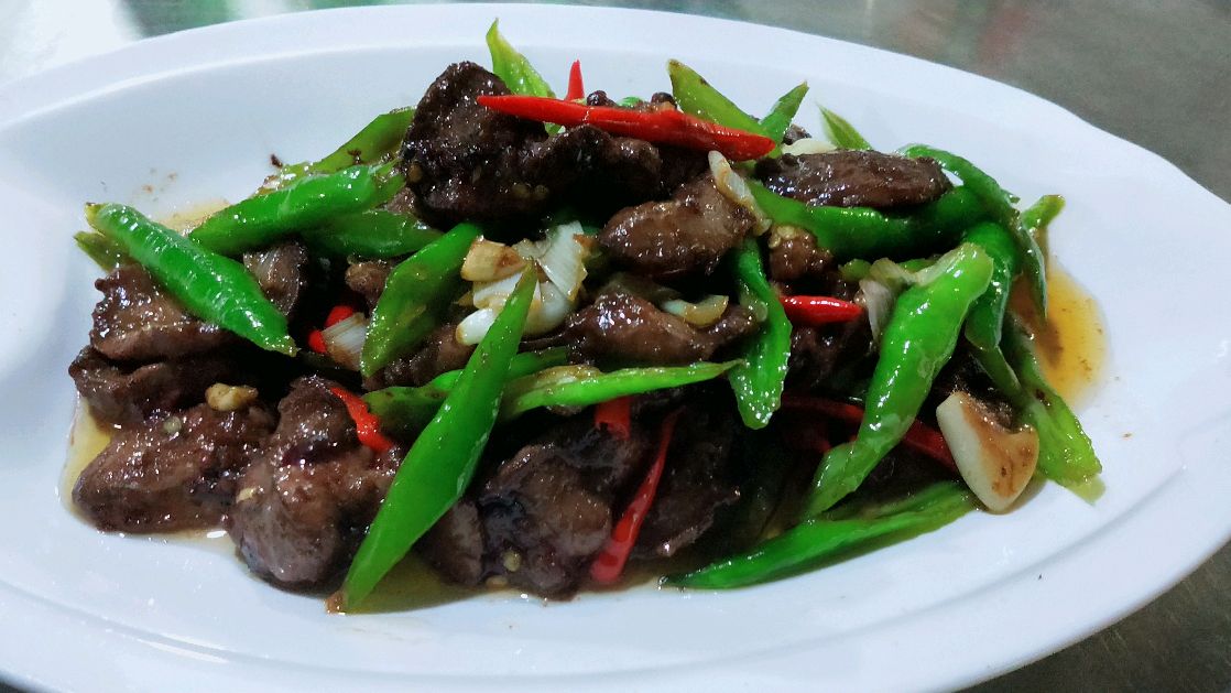 鸡肝咋样做才好吃,看厨师做一道小炒鸡肝,鸡肝嫩滑辣的过瘾