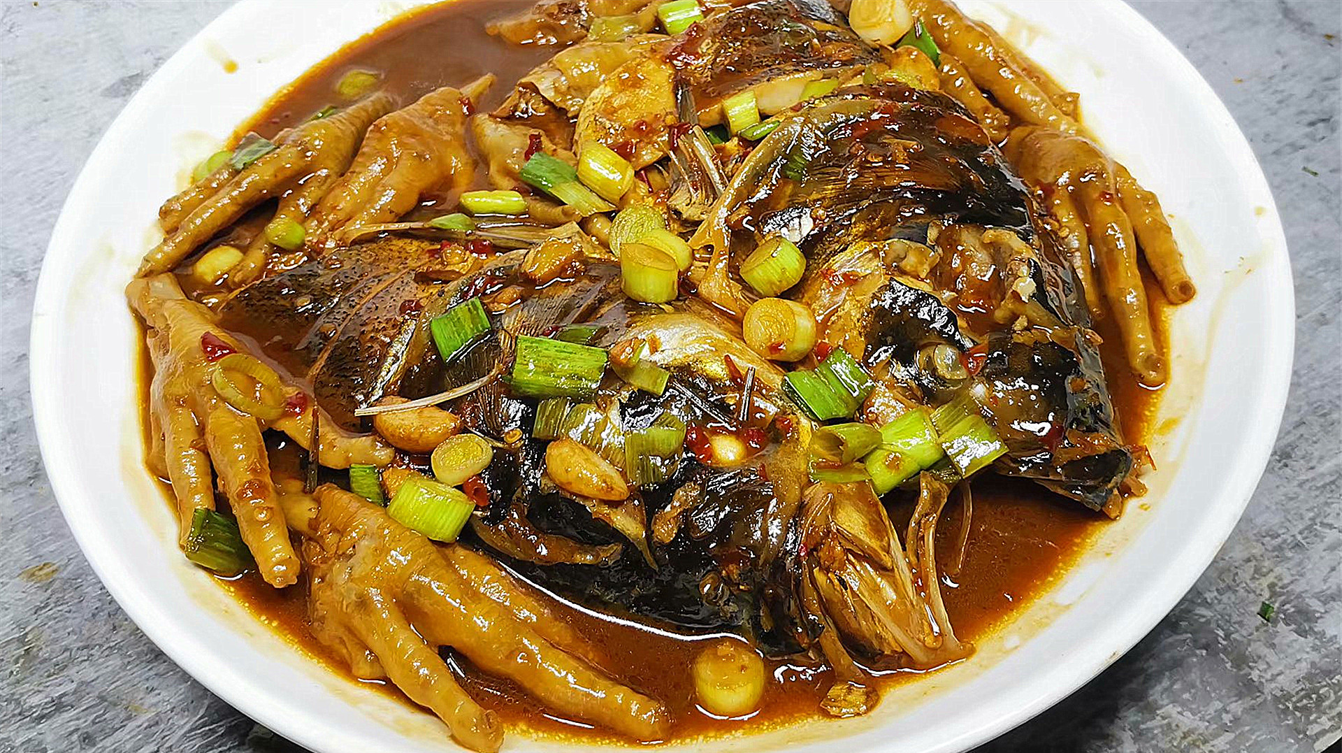 大厨分享一道“鸡爪挠鱼头”,满满的胶原蛋白,不但好吃还能养颜