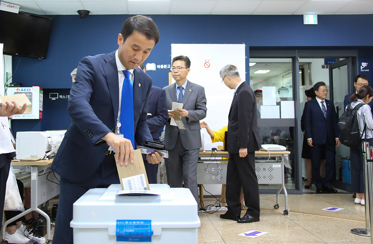韩国地方选举缺席投票启动 文在寅夫妇现身投票