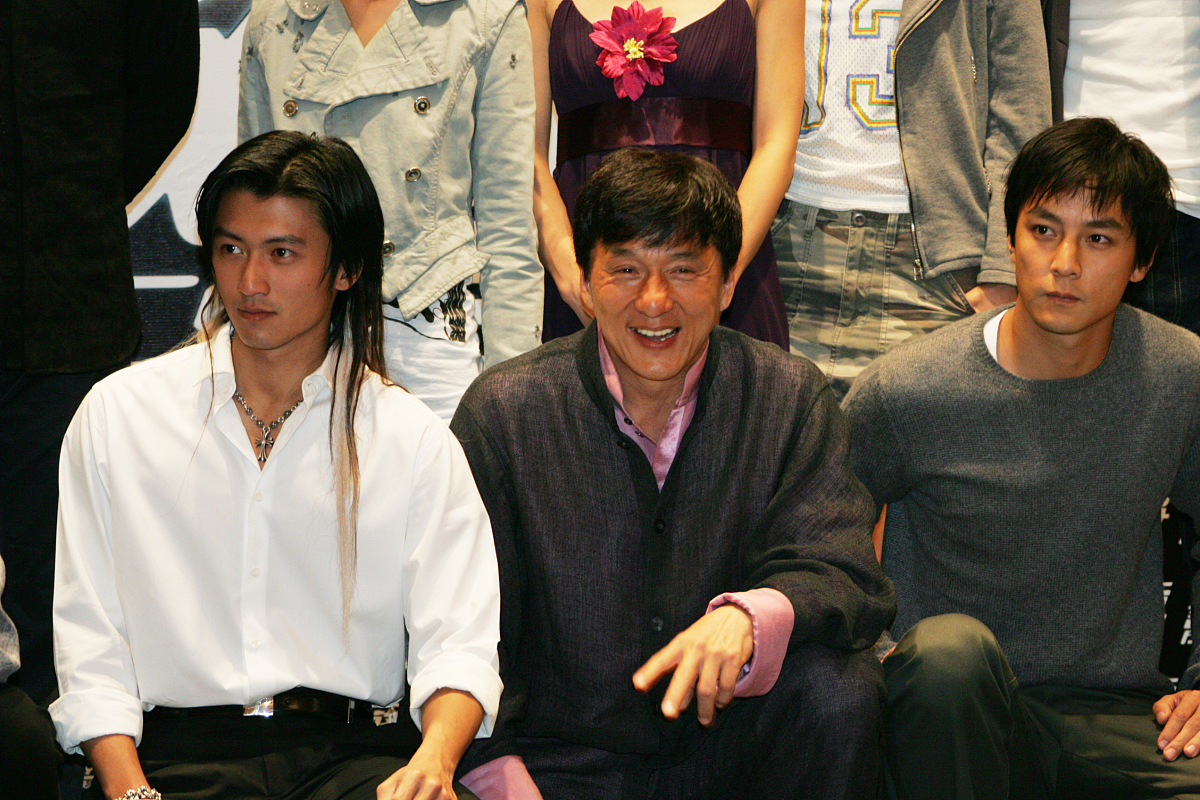 2004年9月19日,《新警察故事》的主创人员在首映典礼新闻发布会上与媒