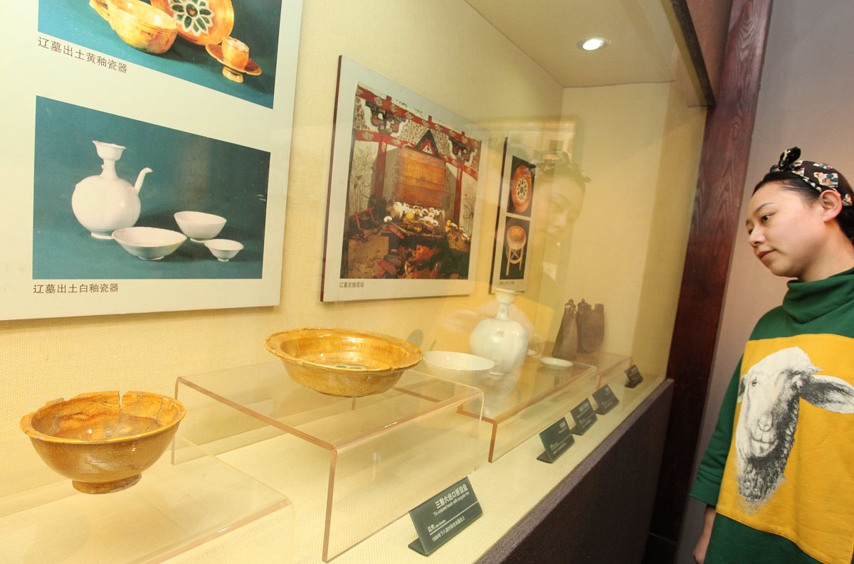 ***_***2015年4月7日,河北省张家口市,观众在宣化辽代出土文物展上参