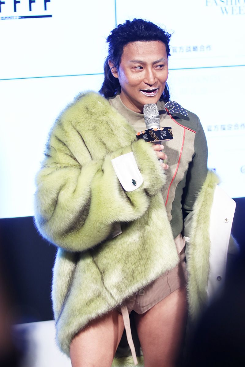 2019年4月2日,上海,2019上海秋冬时装周,明星亮相 f/ffffff 品牌秀场.