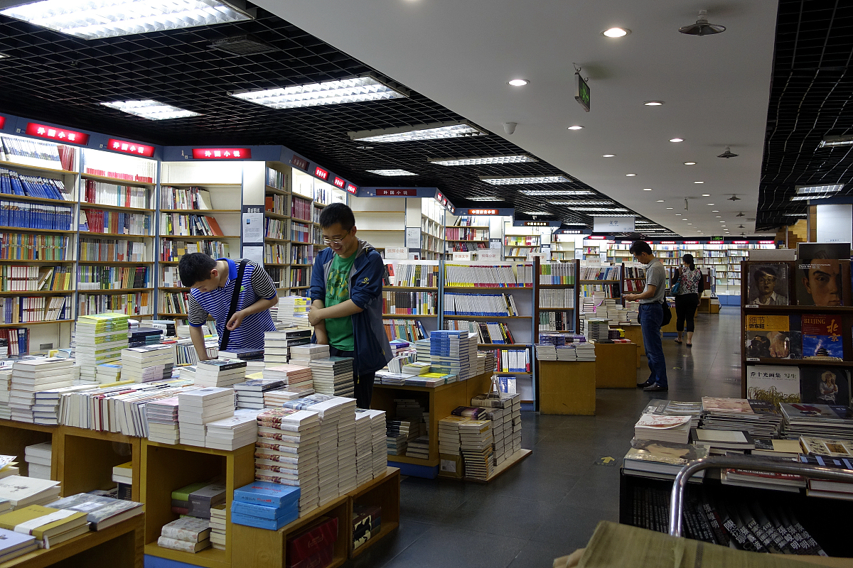 这是一个机票预定系统的客户机流程说明：客户机上的输入信息为旅客资料或帐单号还包括一个定票领票选项。输出为打印帐单或机票和确认或出错信息。其内部处理流程如下下面对各模块以数字表示进行功能说明1读入并确定定票领票它是一个事务处理中心若输入是定票时转入2输出则转入5。2．读入旅客资料读取所输入的旅客资料并将其格式化将格式化数据送3。3．检验输入资料检验格式化输入资料初步检查输入是否有误它是一个事务处理中