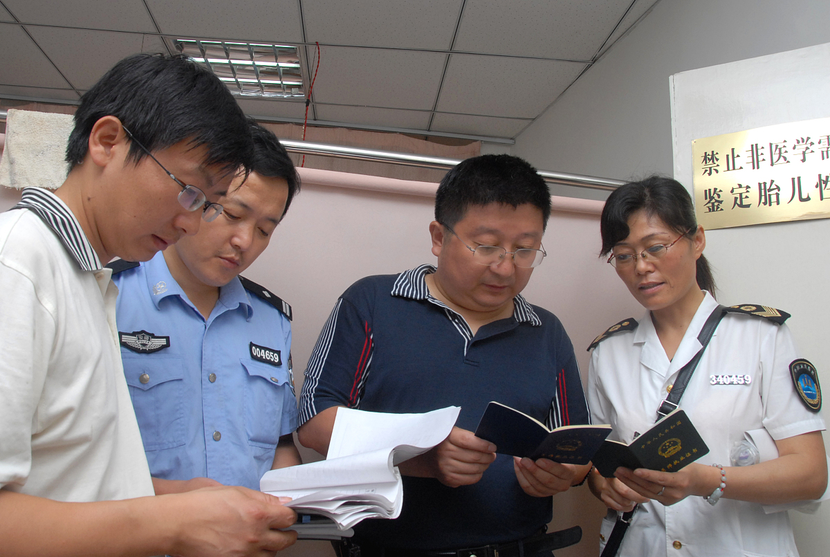 2008年7月3日,合肥,工作人员正在对相关材料及内容进行严格的核对和检