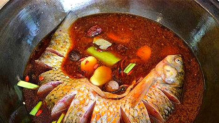 铁锅炖鱼的家常做法,原汁原味就是香,一条三斤的鱼不够吃