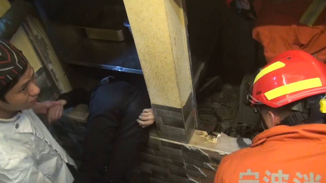 现场:宁波一饭店传菜电梯突降 18岁服务员惨被夹死