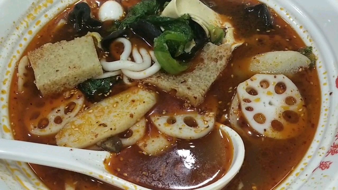 大家都喜欢到这家麻辣烫店吃麻辣烫,今天我们也去看看