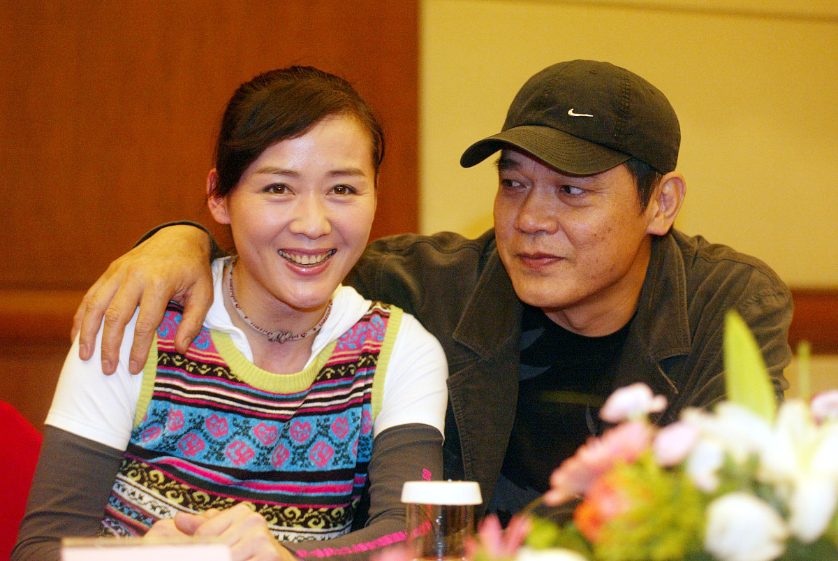 2006年9月10日,三十集电视剧《玫瑰绽放的年代》在沈阳宣传.李琳,申军