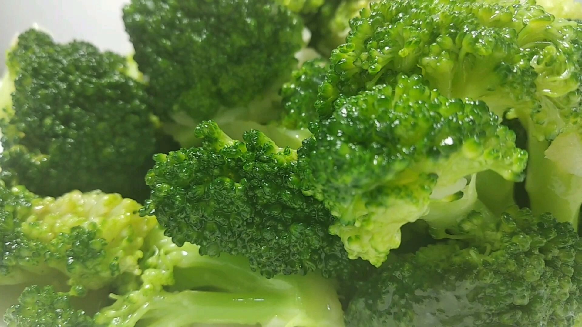 这才是西兰花的正确吃法,简单几步,三分钟出锅,一大盘不够吃。