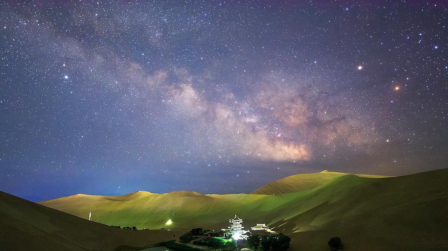 [图]摄影师用时五年,拍摄星空下的丝路