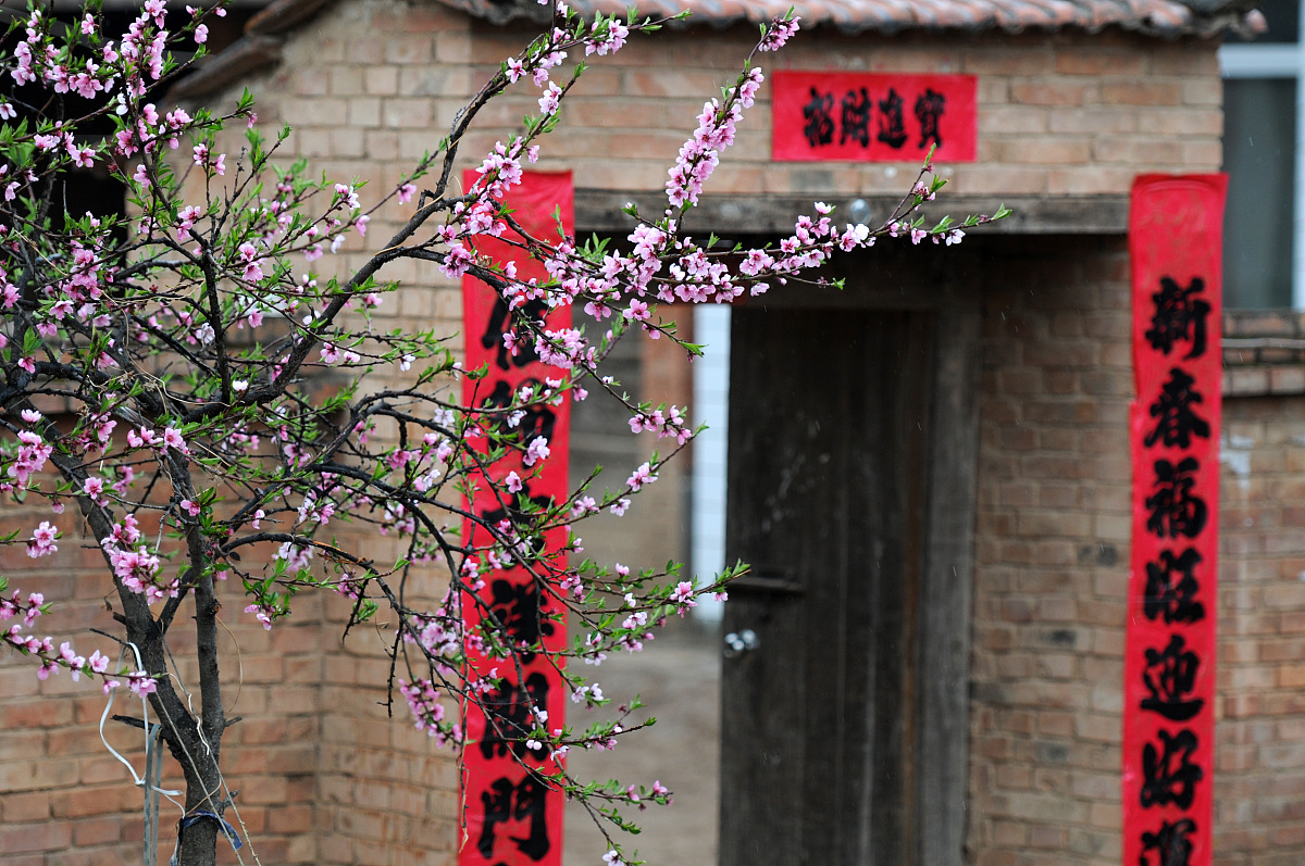 风吹桃花满天红，幽路晴空对下联：烟雨梧桐映夕阳，万里长江水碧蓝