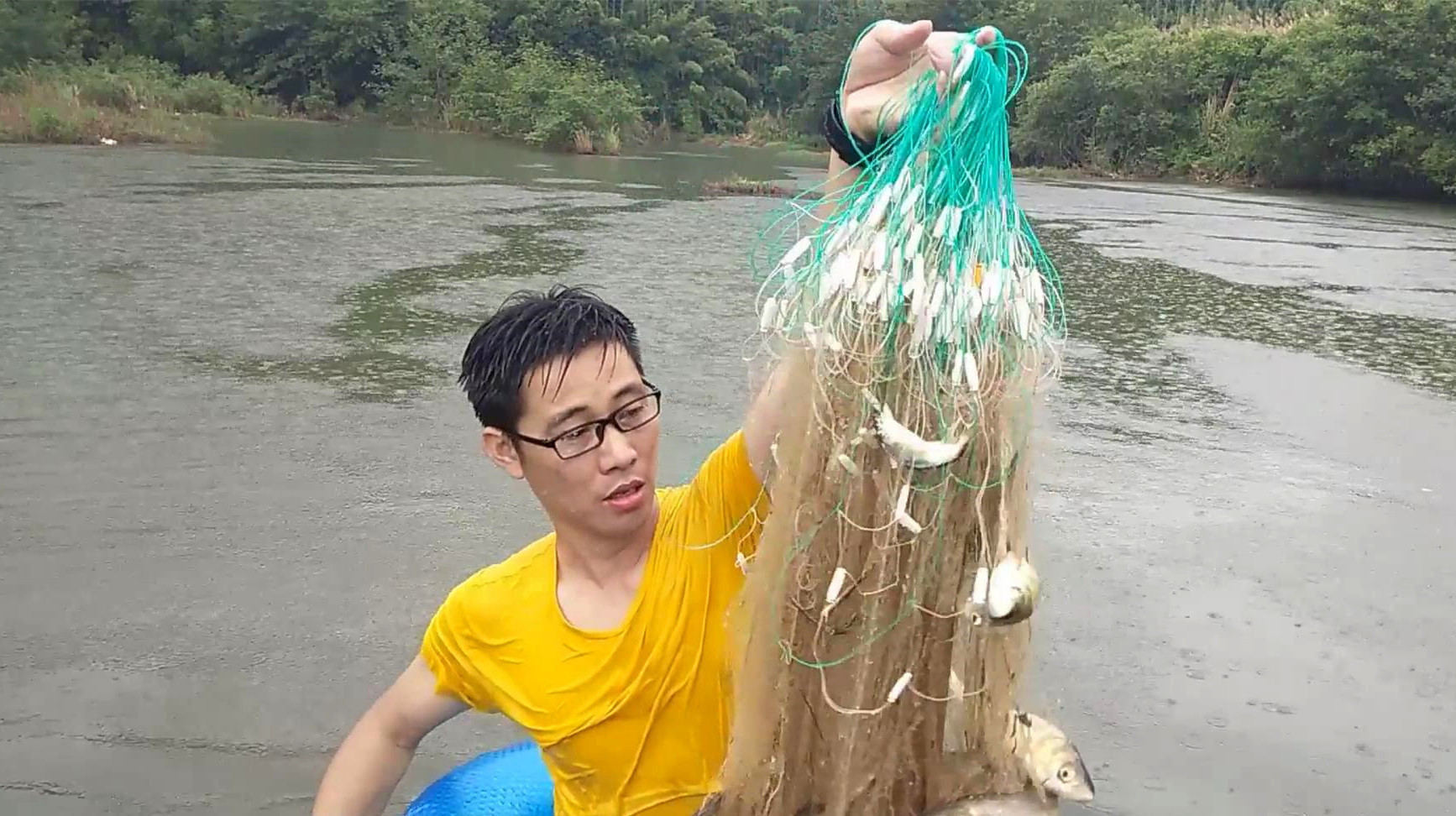 小伙河里放了100米的拦河网,2小时后直接爆网,收获不错